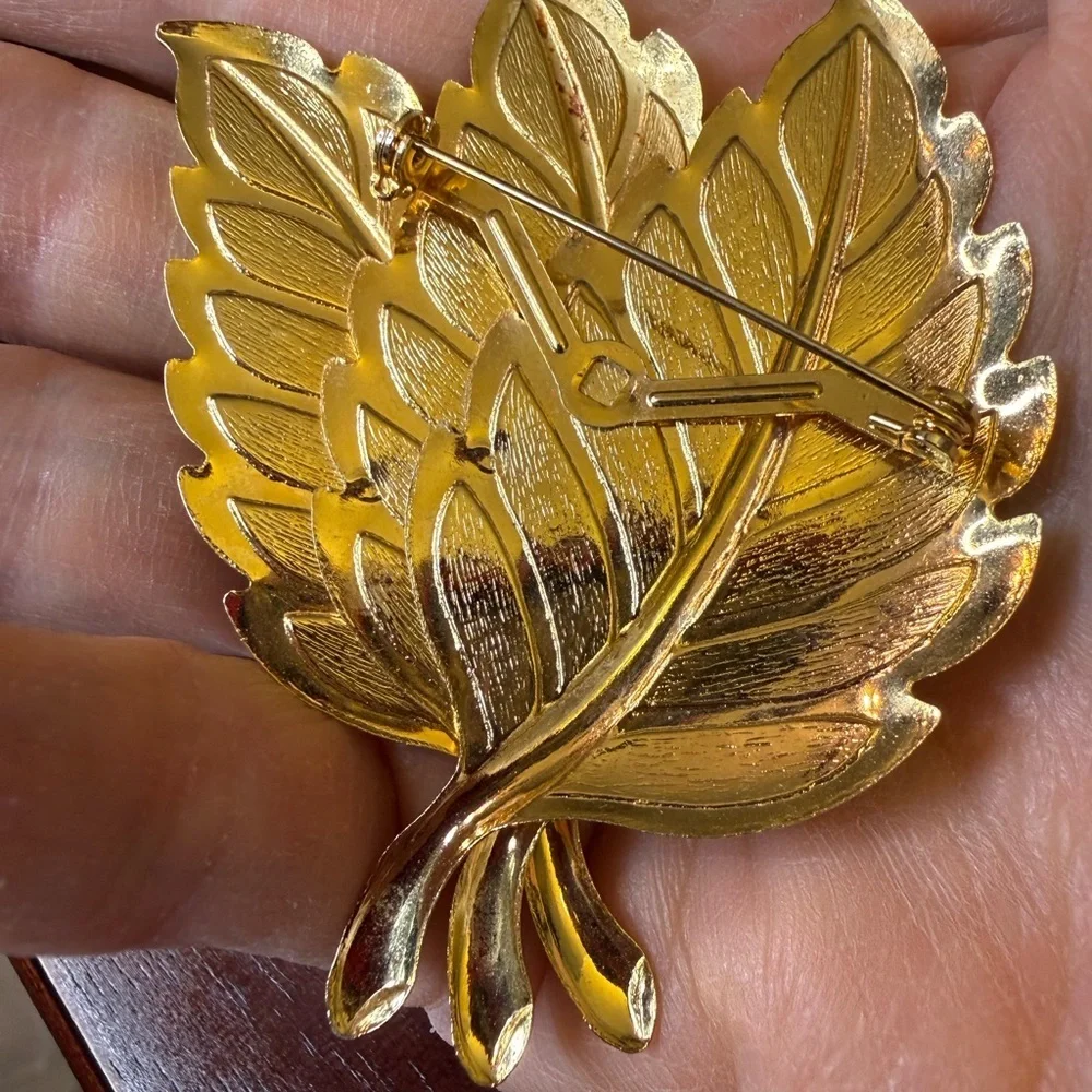 Vintage 3 Leaf Goldtone and Enamel Brooch